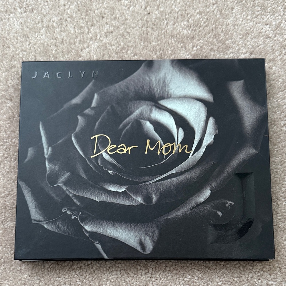 Jaclyn Dear Mom Eyeshadow Palette
